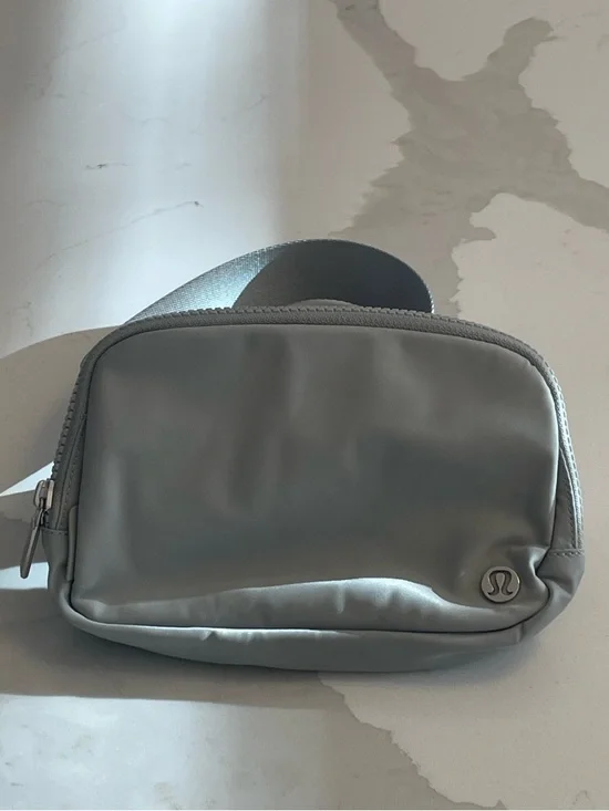 NWOT lululemon Crossbody Belt Bag - Picture 2 of 8
